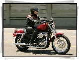 Motocyklistka, Harley Davidson XL883