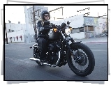 Motocyklistka, Harley Davidson Sportster 883 Iron