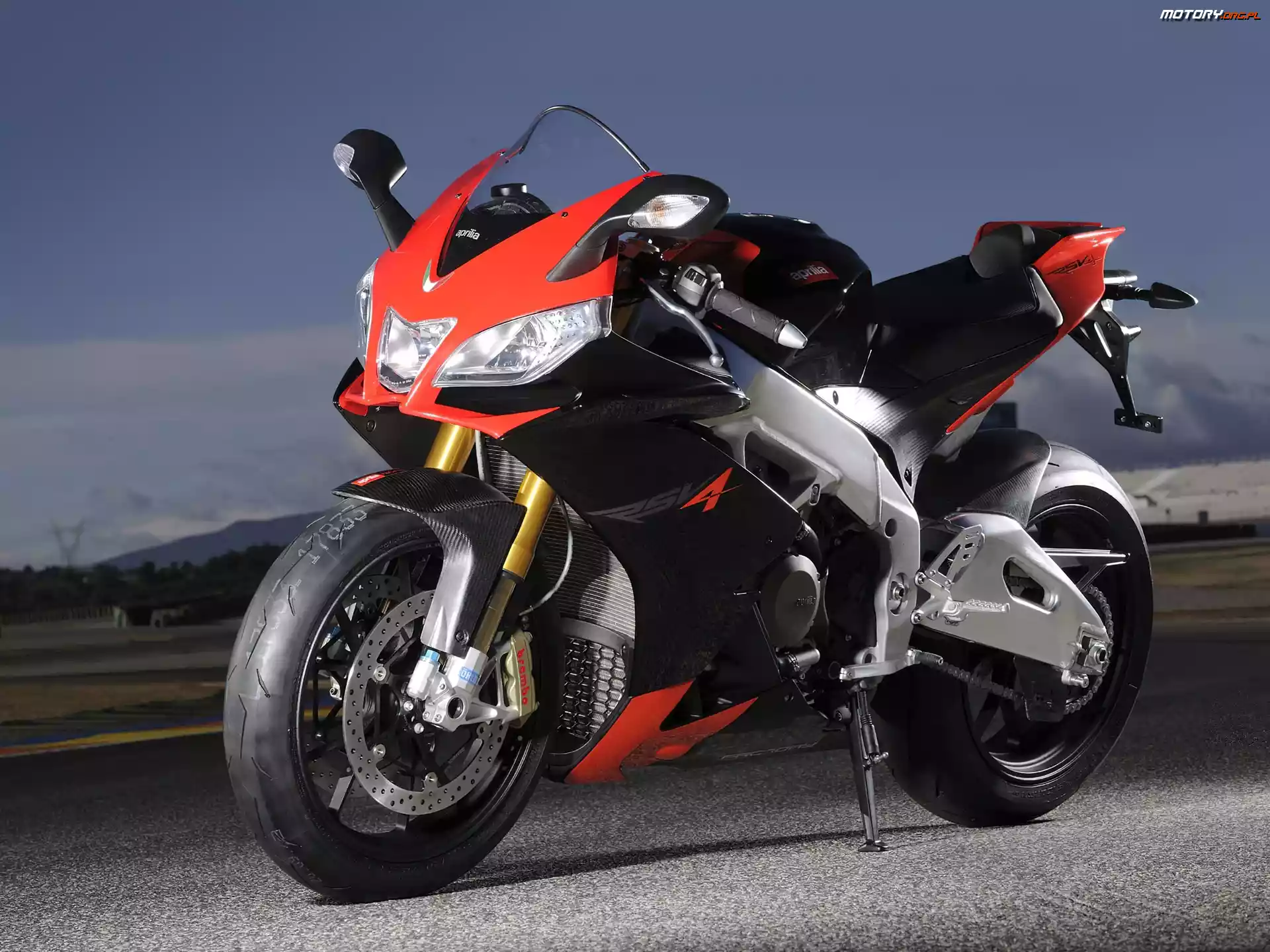 Czacha, Aprilia RSV4, Opony