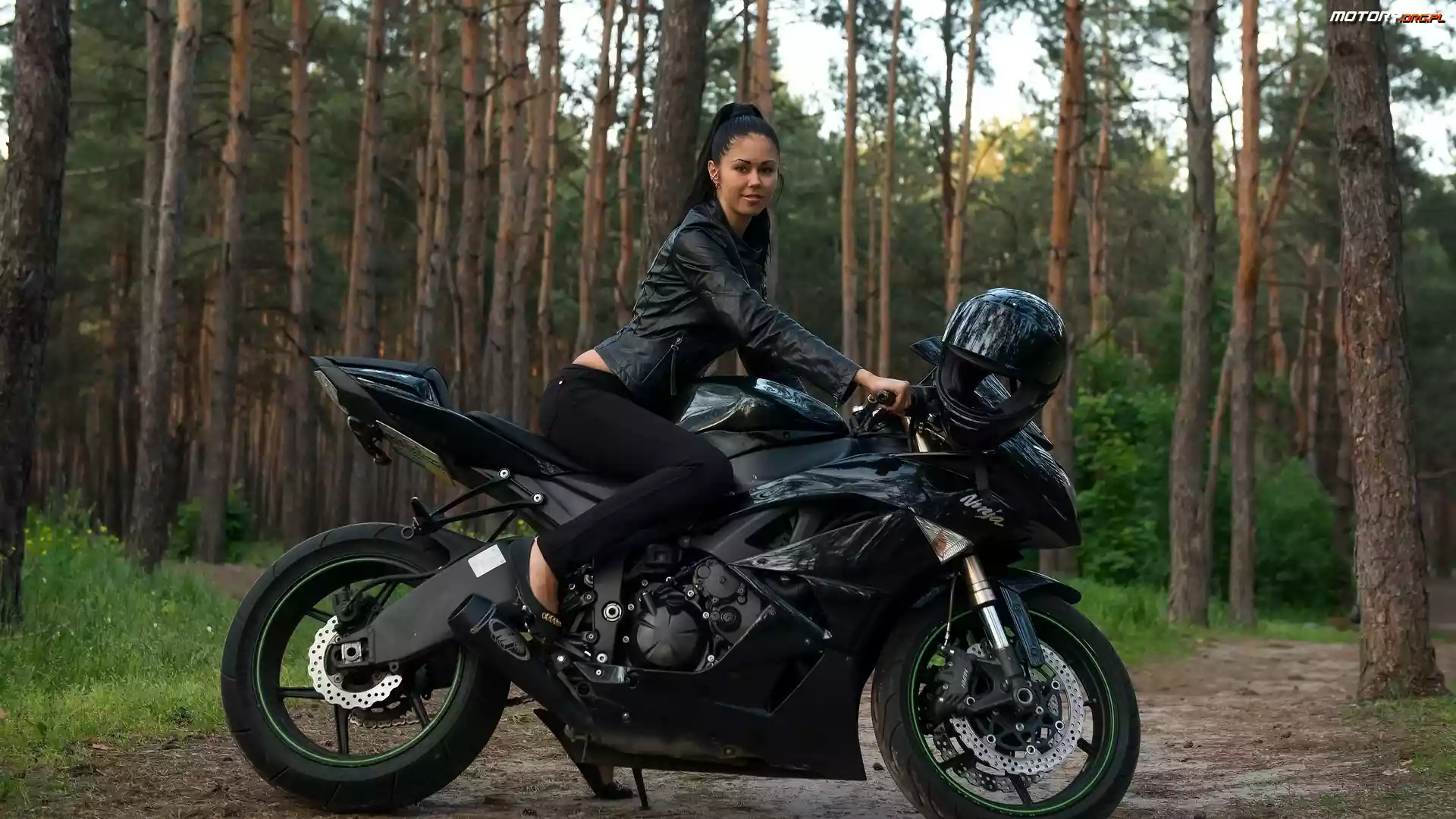 Brunetka, Kawasaki, Las, Motocykl
