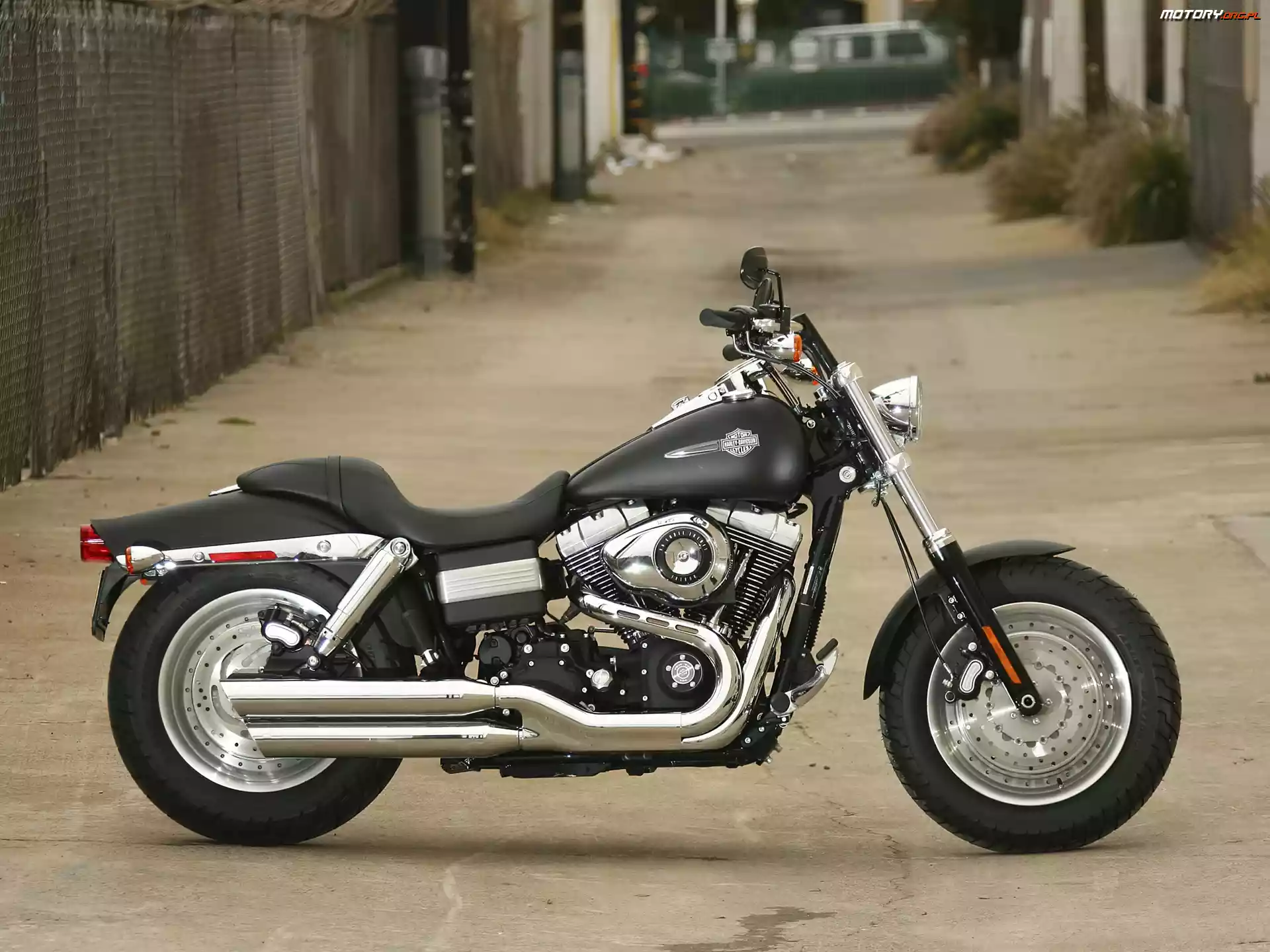 Gazu, Harley-Davidson Dyna Super Glide, Manetka