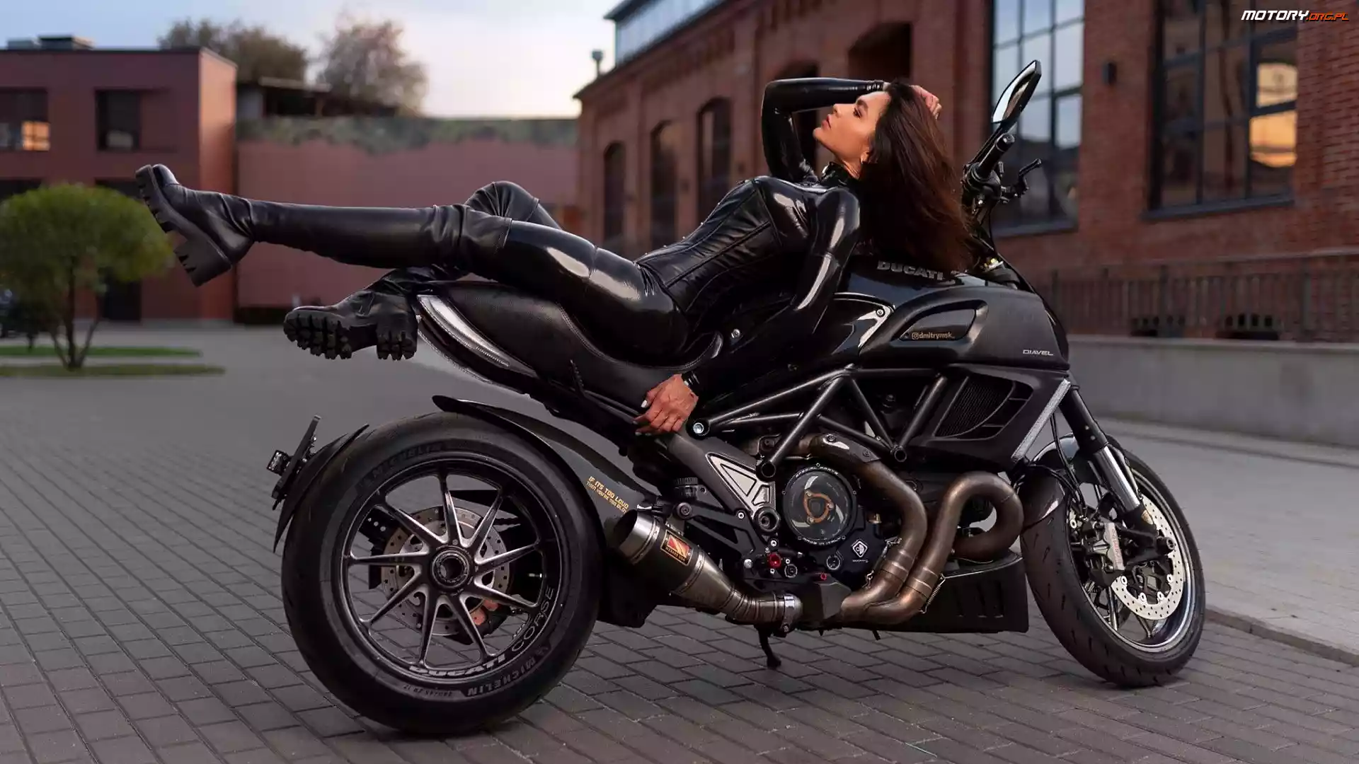 Ducati Diavel, Kobieta, Motocykl