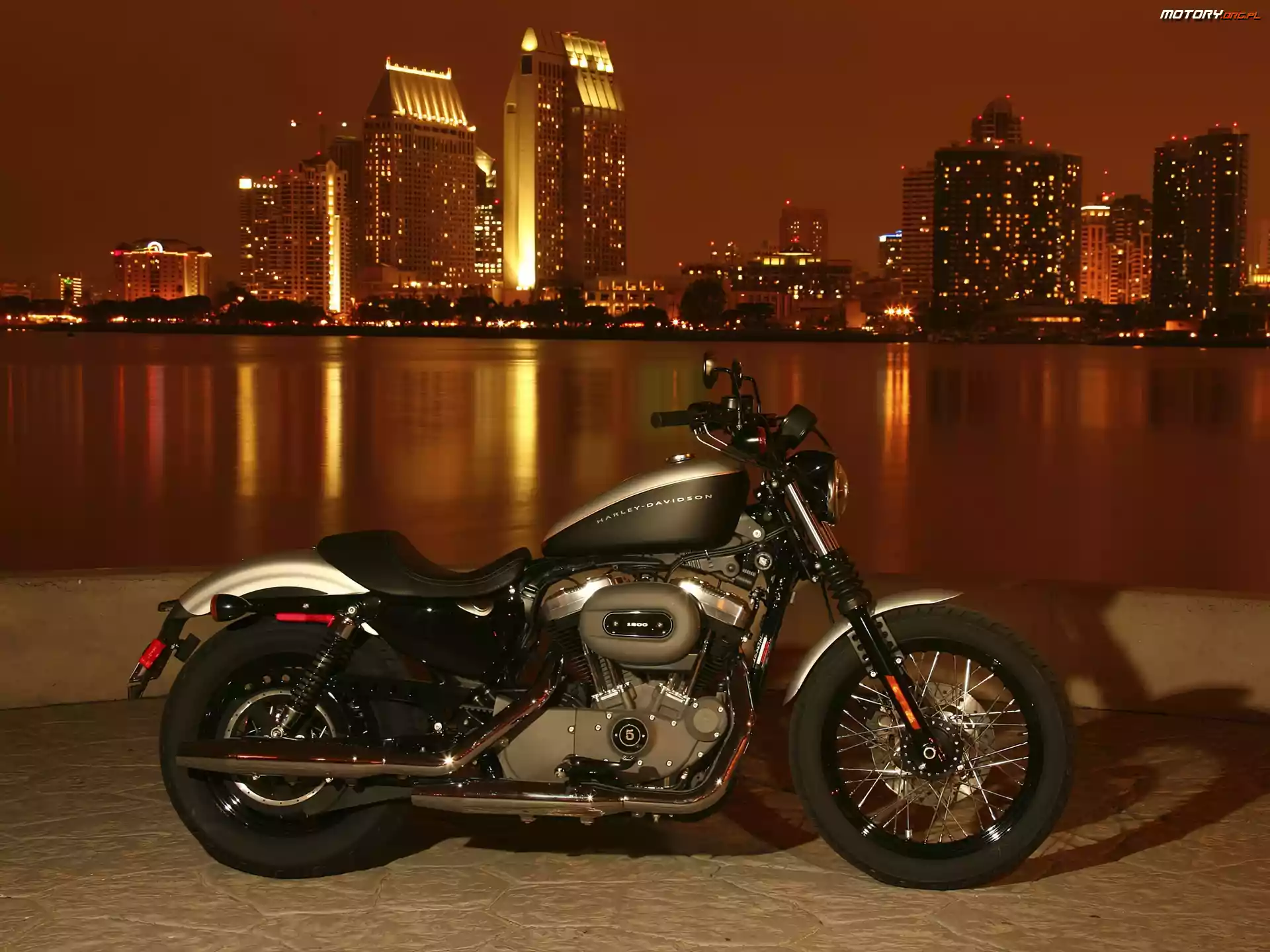 Noc, Harley-Davidson Sportster 1200N, Miasto