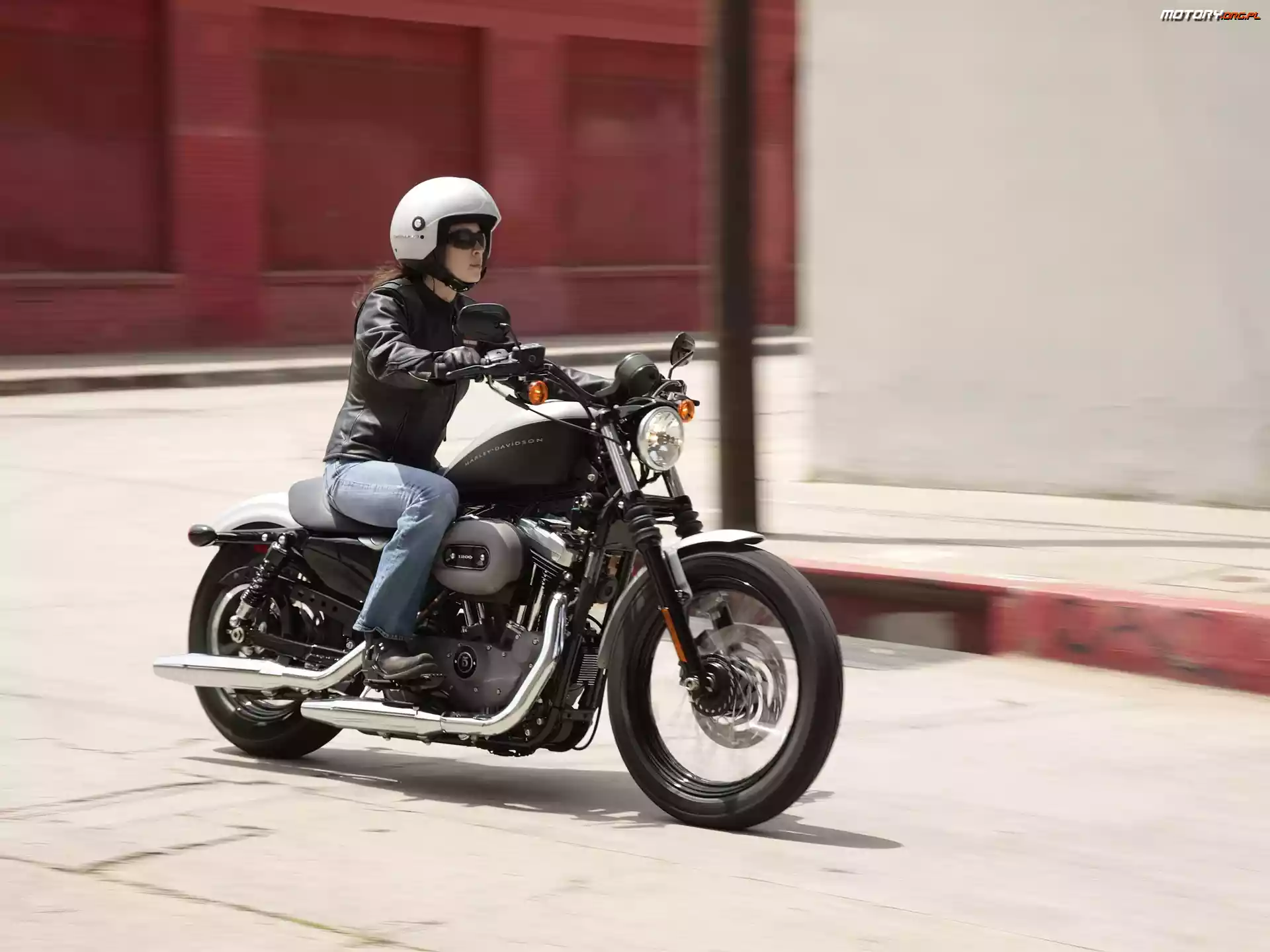 Motocyklistka, Harley Davidson XL1200N Nightster