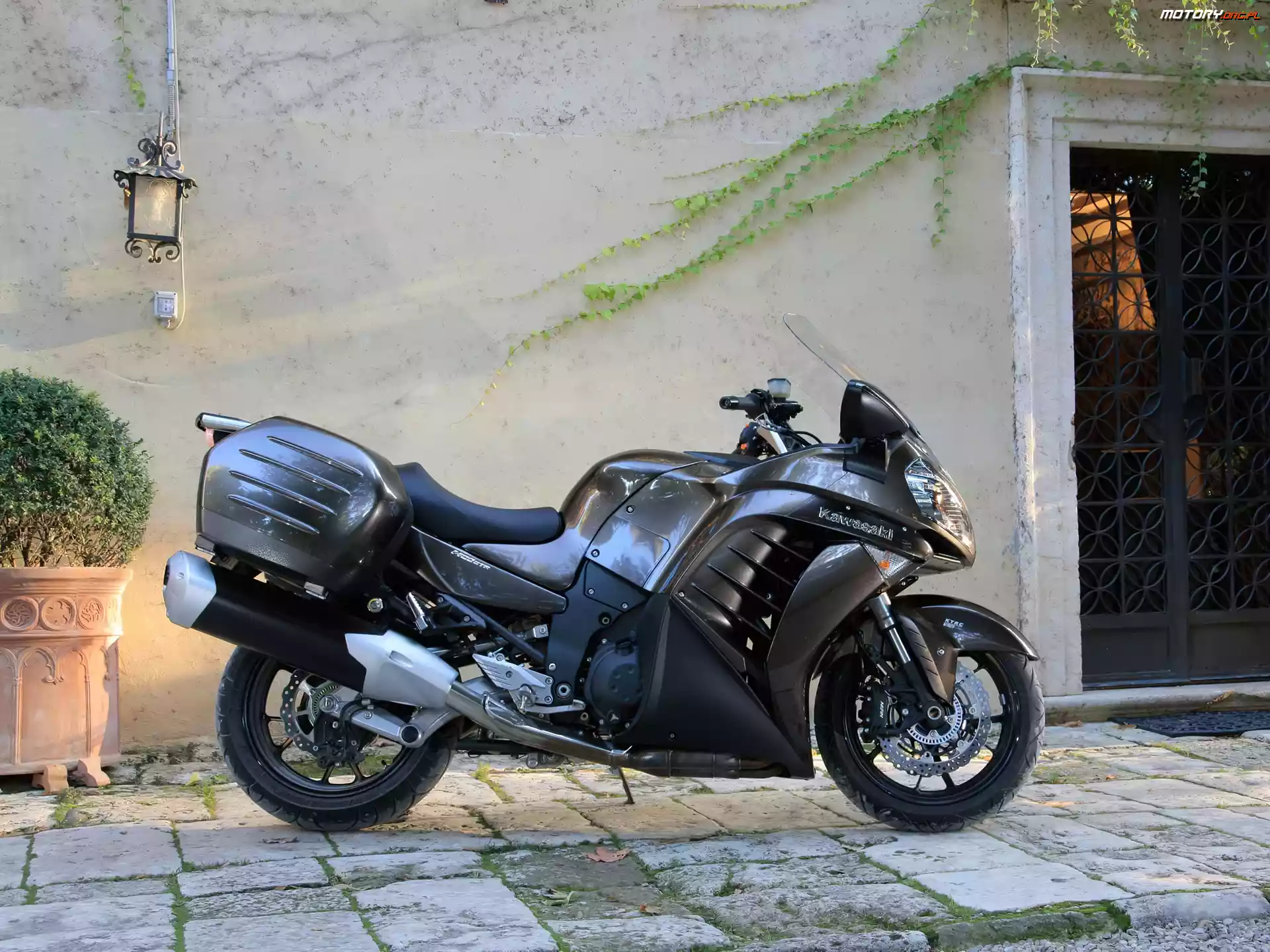 Tłumik, Kawasaki 1400 GTR, Potężny