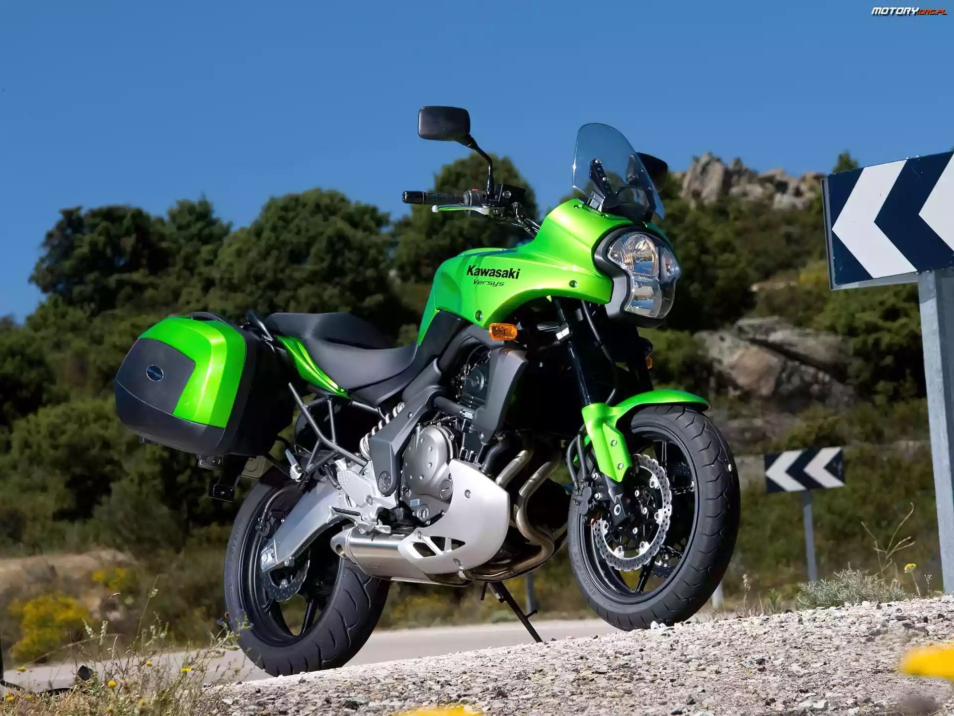 Turystyk, Kawasaki KLE 650 Versys, Boczne, Kufry