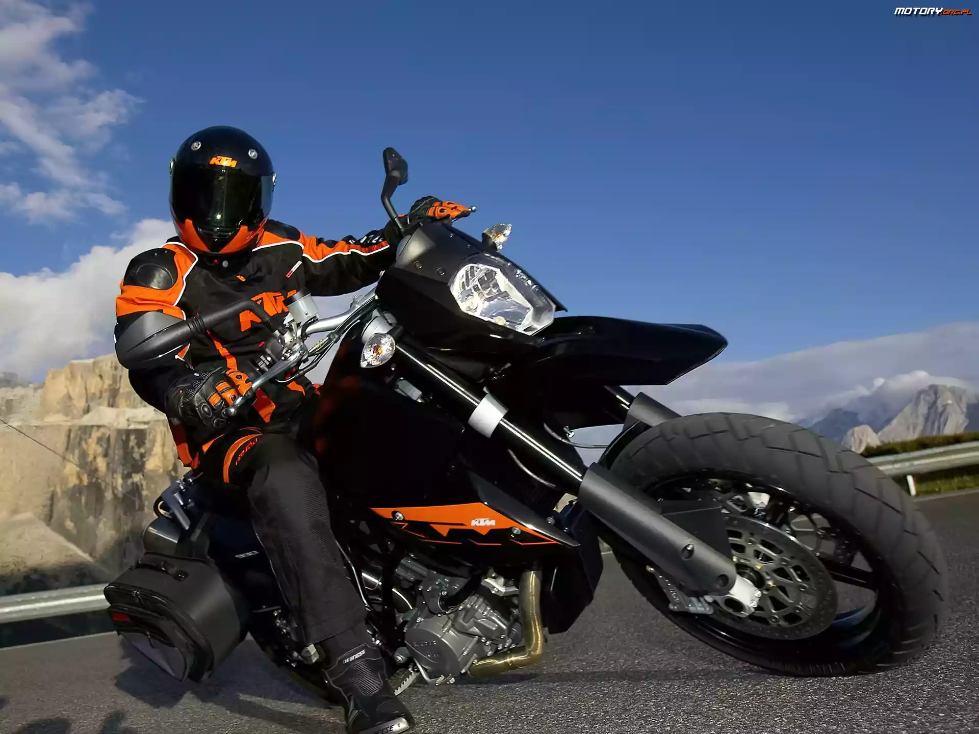 Zakręt, KTM 990 Supermoto, Ostry