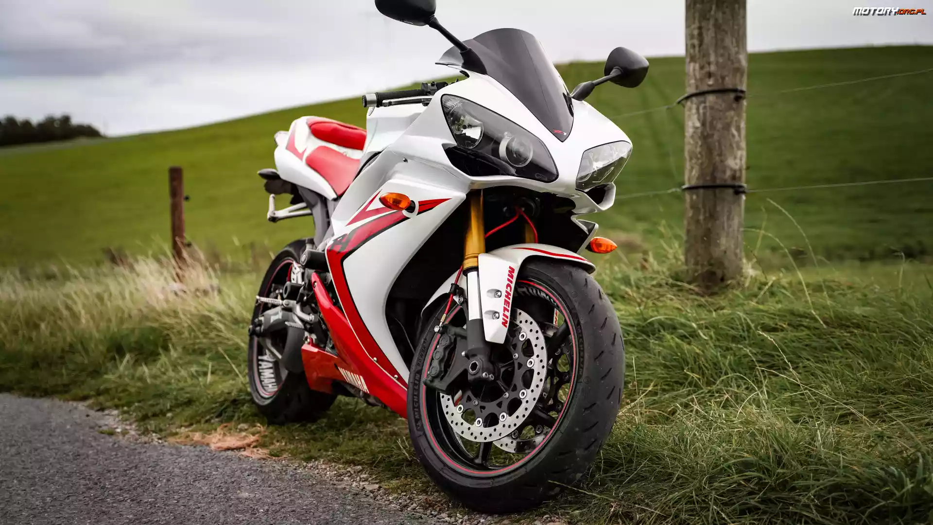 Yamaha YZF-R1, Motocykl