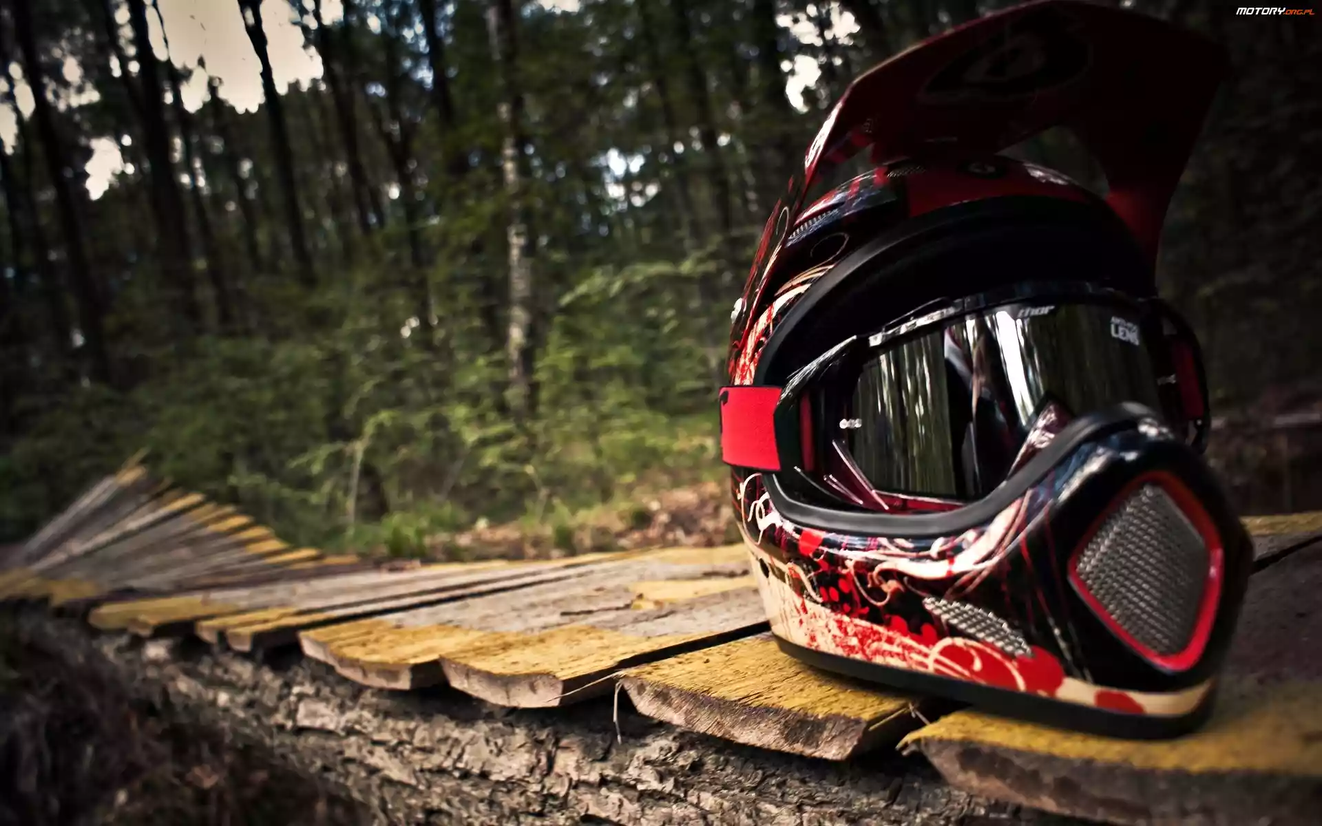 Motocyklowy, Kask, Kładka, Las, Czerwony