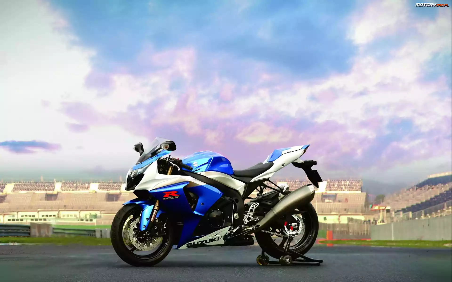 Suzuki GSX R 1000, Plac, Niebo