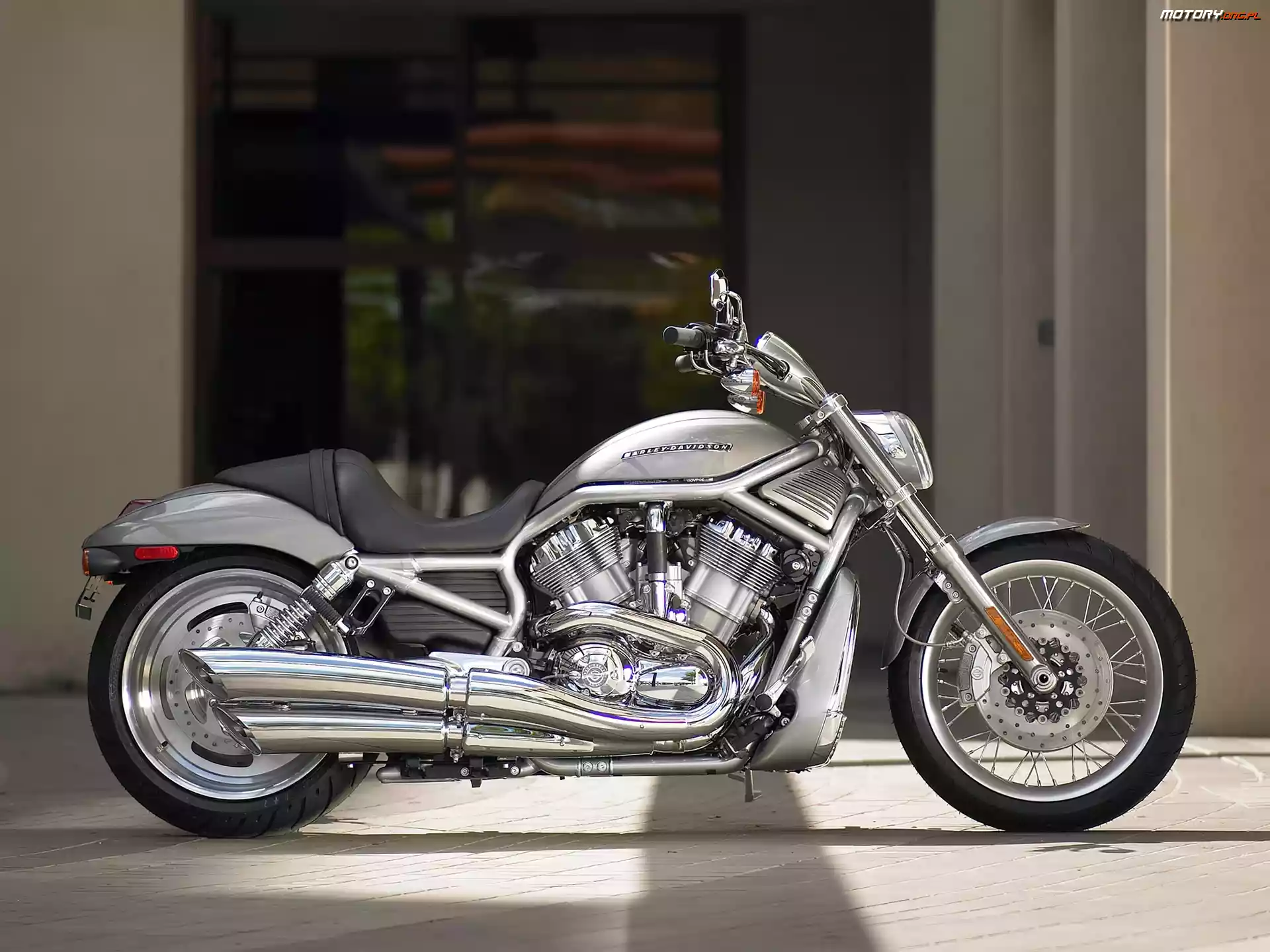 Harley Davidson V-Rod, Prawa, Strona