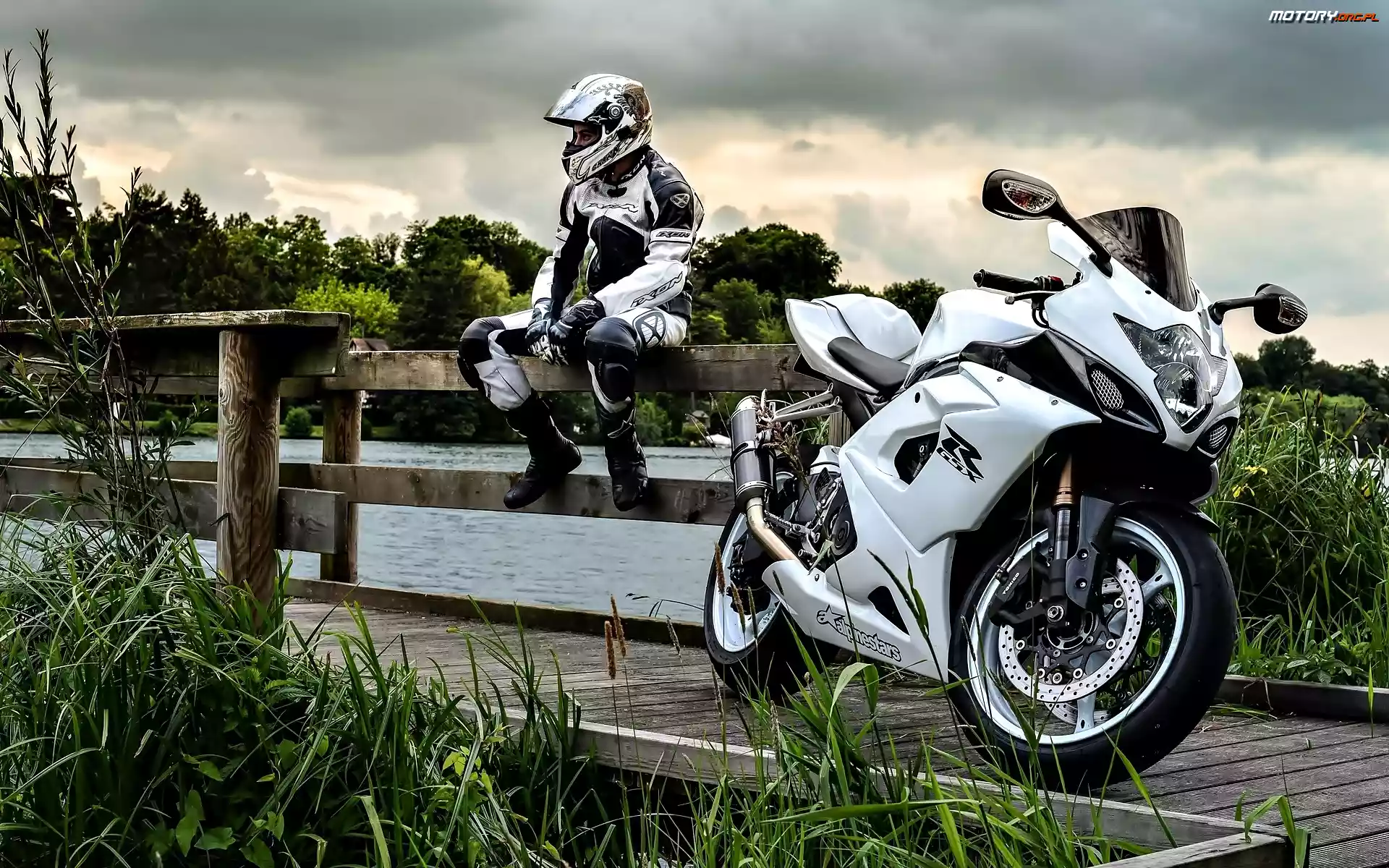 GSX-R 1000, Motocykl, Zieleń, Most, Suzuki, Motocyklista