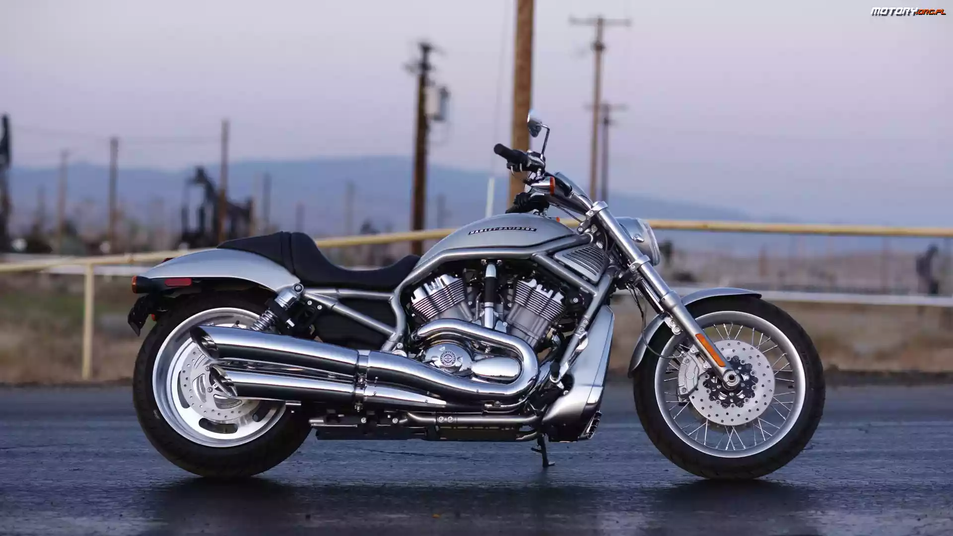 Srebrny, Harley Davidson V-Rod