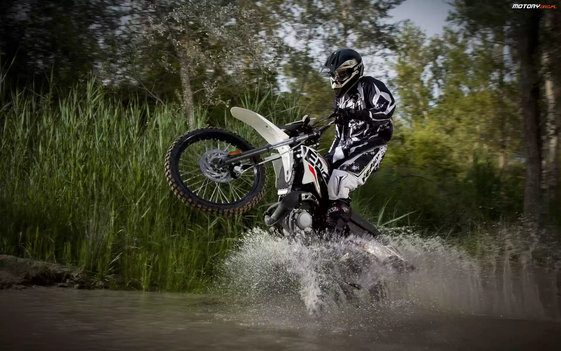 Trzciny, Cross, Woda, Motocyklista