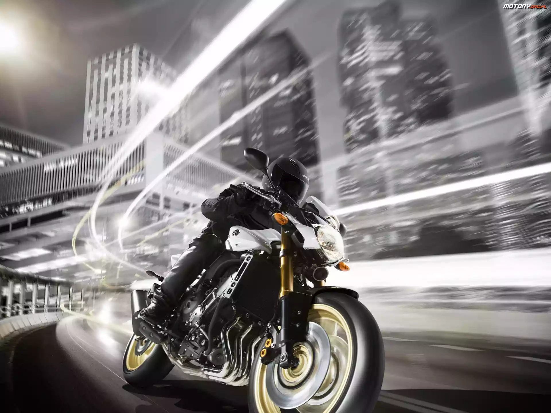 Naked, Yamaha FZ8, Miasto