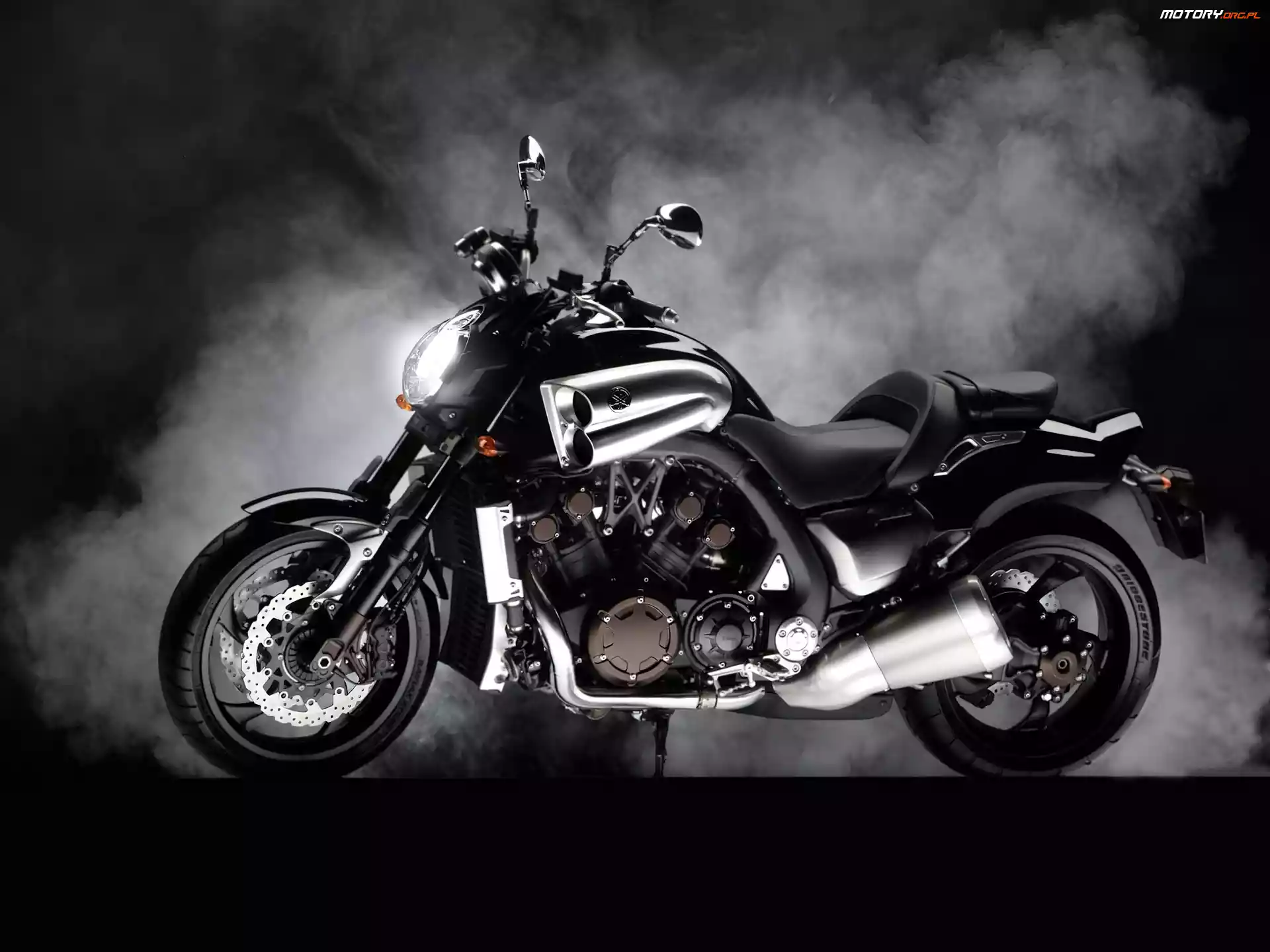 Dym, Yamaha V-Max, Reflektor