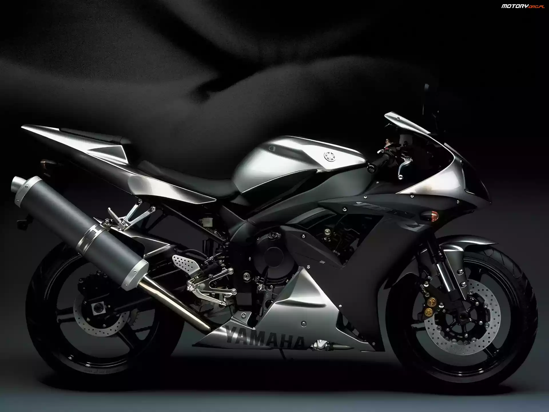 Yamaha R1, Srebrna